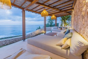 Terrace/patio - Ocean Front Majestic and Eco-Friendly 6 BDR villa in Nusa Lembongan, Bali (Bali)