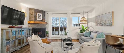 Fernseher, Kamin, Arbeitsbereiche