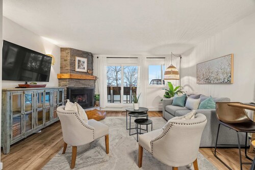 Lakeview Gem | Lakeside Retreat | Stunning Views |