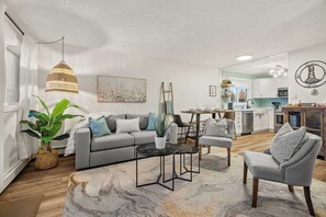 Televisio, takka, työhuone