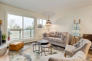 Een televisie, een open haard en een kantoor