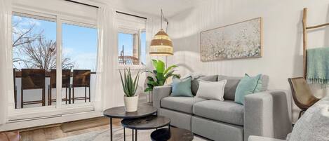 تلفزيون، مدفأة، مكتب