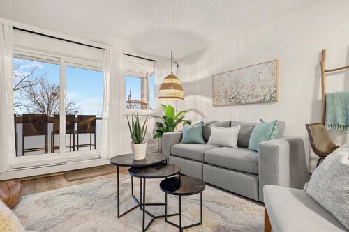 Lakeview Gem | Lakeside Retreat | Stunning Views |