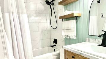 Douche, sèche-cheveux, serviettes fournies