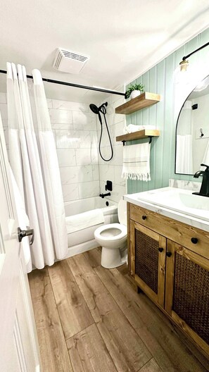 Een douche, een haardroger, handdoeken