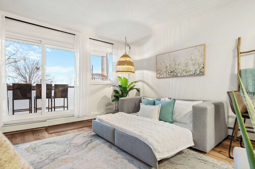 Lakeview Gem | Lakeside Retreat | Stunning Views |