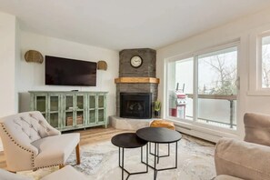 Télévision, cheminée, espaces bureaux