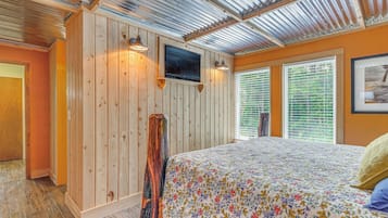 2 bedrooms, desk, WiFi, bed sheets