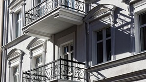 A multi-story building with balconies and ornate window frames. - Estrella 4 Ekskluzywny Pobyt Blisko Restauracji i Kawiarni (Torun)