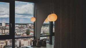 A modern room with a large window offering a city view. - Rio 1 Studio z Niezapomnianym Widokiem na Bydgoszcz (Bydgoszcz)