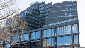 A modern multi-story building with large windows and a glass facade. - Rio 1 Studio z Niezapomnianym Widokiem na Bydgoszcz (Bydgoszcz)
