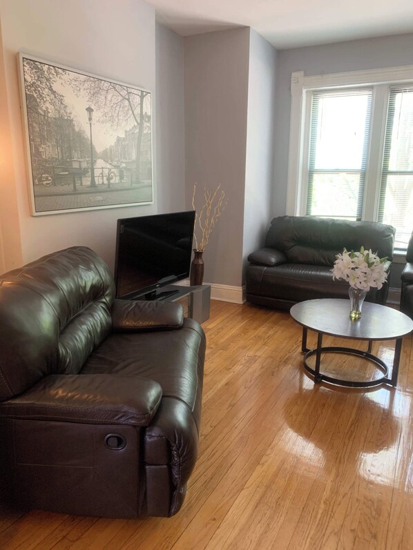 TV, offices - 3 Bedroom Medical Center! (Chicago)