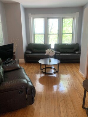 TV, offices - 3 Bedroom Medical Center! (Chicago)