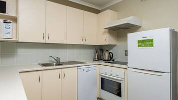 Jääkaappi, mikroaaltouuni, uuni, liesi