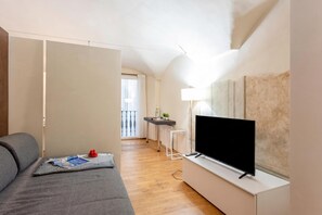 Standard Studio (Genova Studio in San Lorenzo) | Living area | 21-inch flat-screen TV with cable channels - Genova Studio in San Lorenzo (Genoa)
