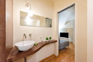 Standard Studio (Genova Studio in San Lorenzo) | Bathroom | Shower, hair dryer, bidet, towels - Genova Studio in San Lorenzo (Genoa)