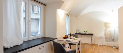 Standard Studio (Genova Studio in San Lorenzo) | Ruang tamu | 21 inci televisyen skrin rata dengan kabel