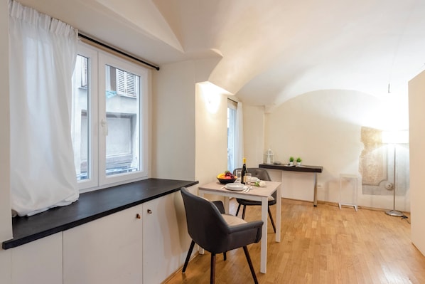 Standard-studiolejlighed (Genova Studio in San Lorenzo) | Stue | 21-tommers fladskærms-tv med kabelkanaler