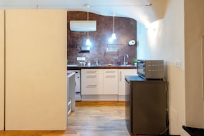 Standard-studiolejlighed (Genova Studio in San Lorenzo) | Privat tekøkken | Køleskab, mikrobølgeovn, kogeplade, kaffe-/temaskine