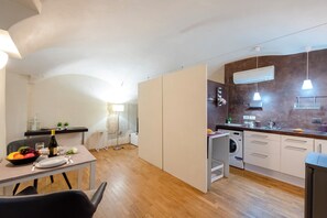 Standard-Studio (Genova Studio in San Lorenzo) | Eigene Küche | Kühlschrank, Mikrowelle, Herdplatte, Wasserkocher mit Kaffee-/Teezubehör