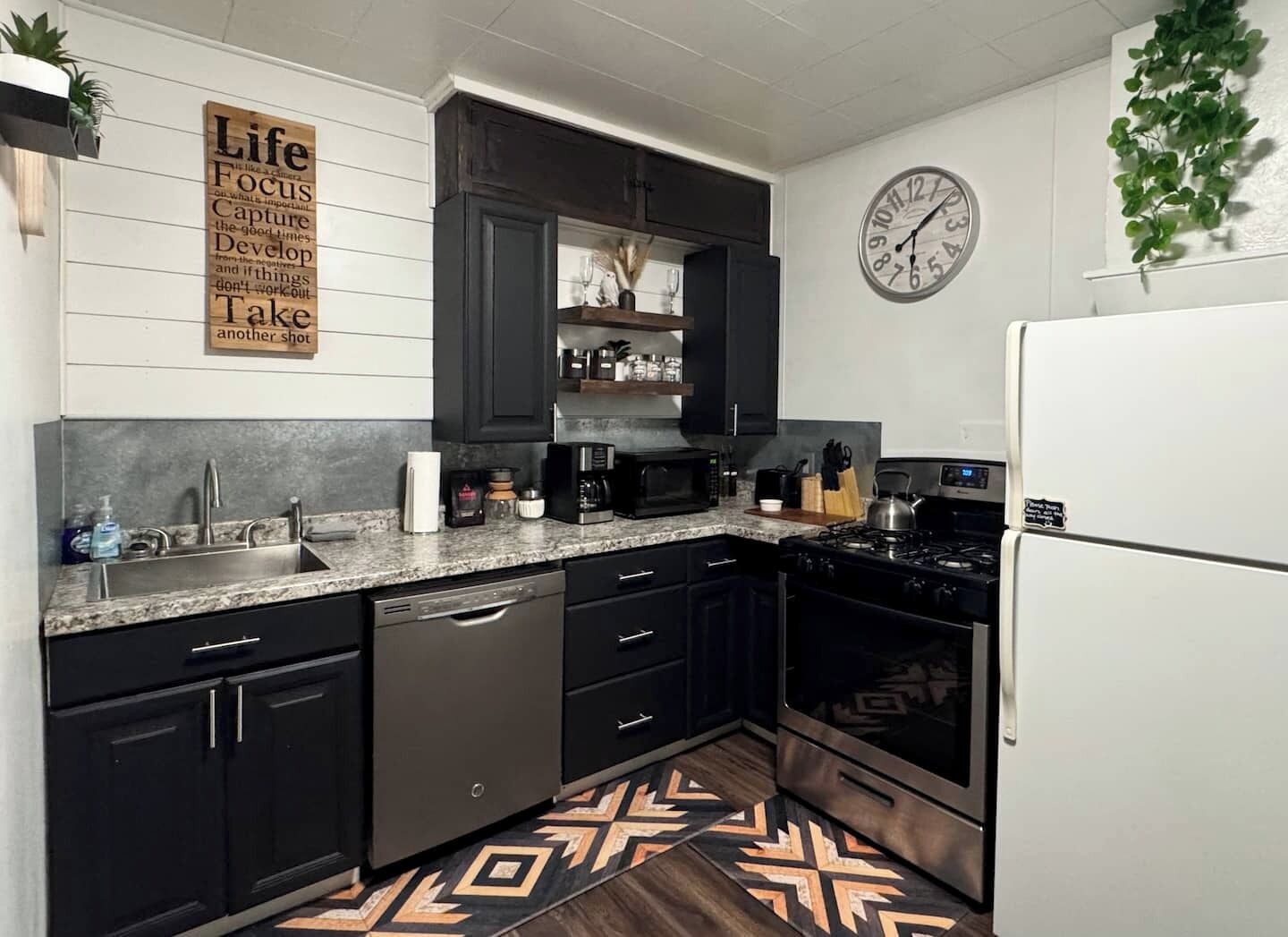 Jääkaappi, mikroaaltouuni, uuni, liesi