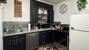 Køleskab, mikrobølgeovn, ovn, kogeplade