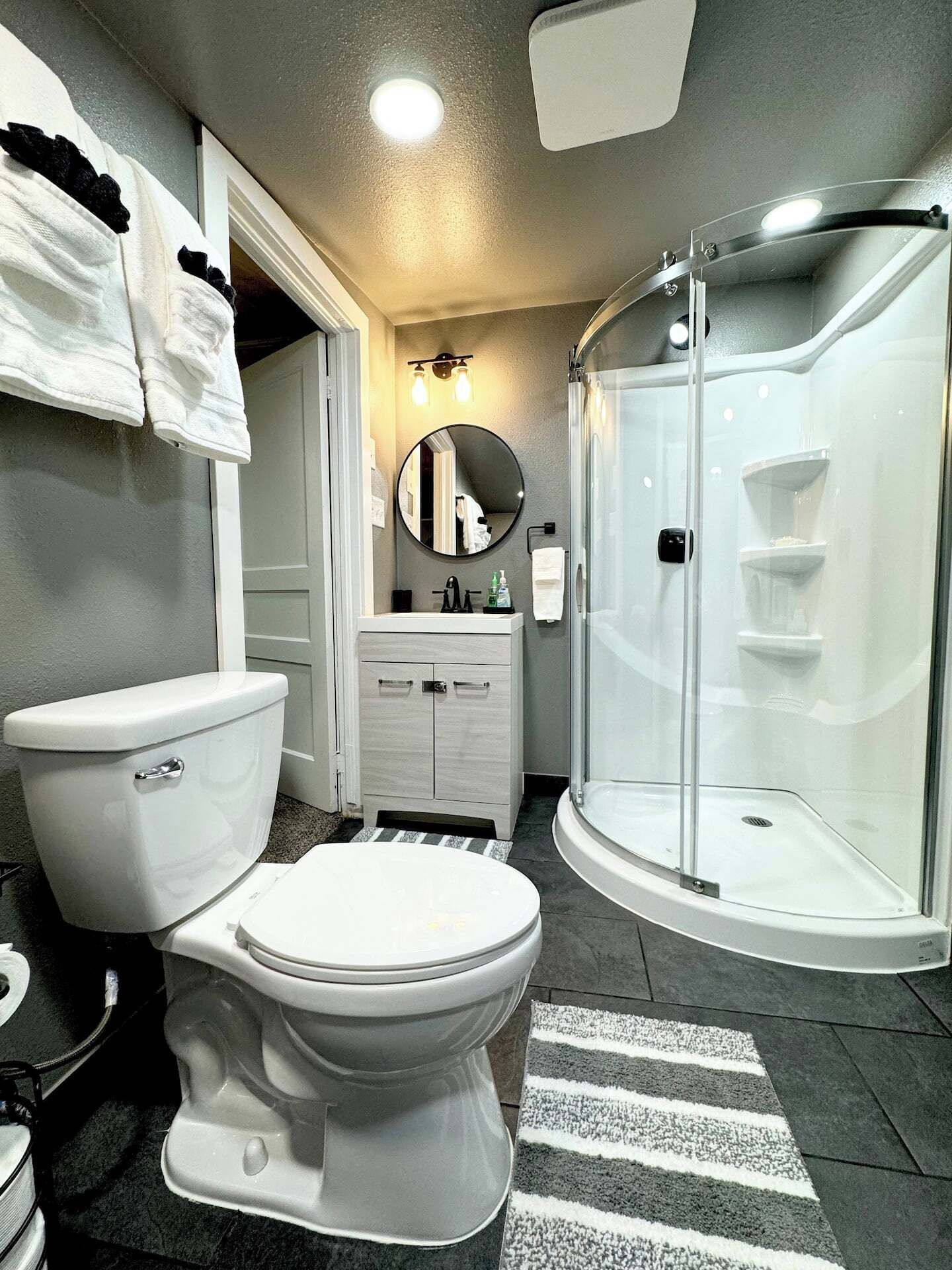 Regadera, secadora de cabello, toallas 