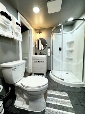 Douche, sèche-cheveux, serviettes fournies