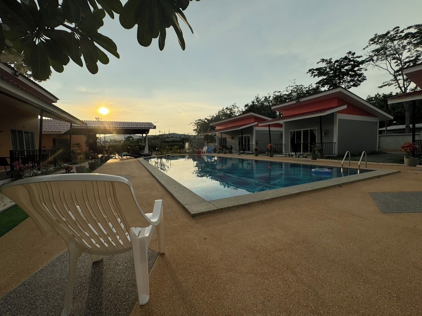 Una piscina al aire libre, sombrillas, tumbonas