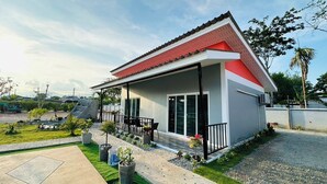 家庭四人房, 相連客房, 泳池景 | 遮光窗簾/窗簾、摺床/加床 (收費)、免費 Wi-Fi、床單
