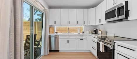 Jääkaappi, mikroaaltouuni, uuni, liesi