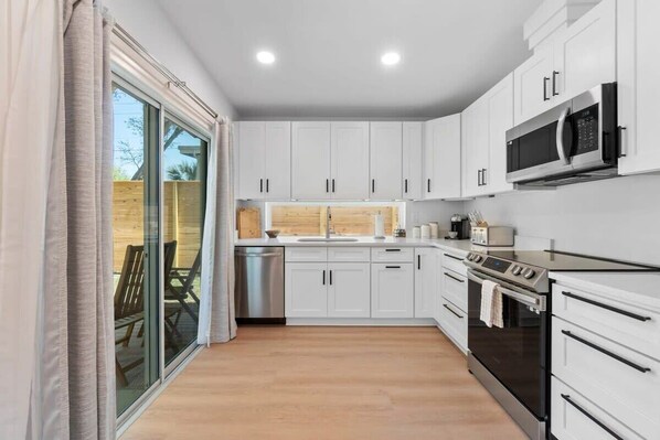 Fridge, microwave, oven, stovetop - The Peaceful Puffin - Pool l Hot Tub l 5 min to DT (St. Augustine)