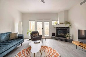 Smart TV, chimenea, libros