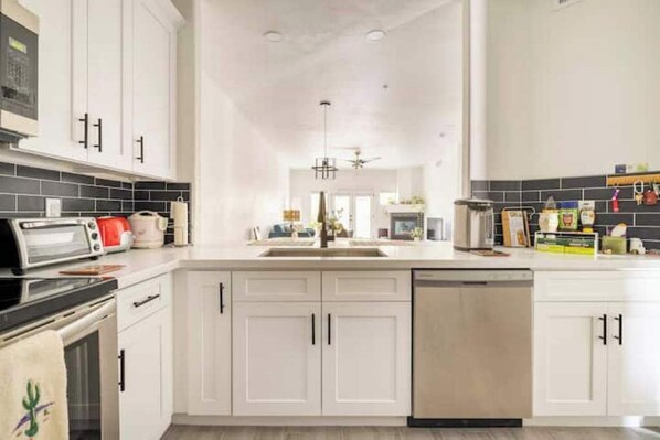 Refrigerador, microondas, horno, placa de cocina