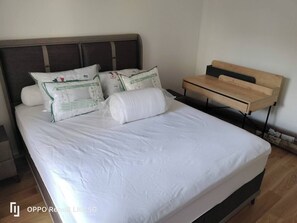 2 habitaciones, tabla de planchar con plancha y cuna de viaje