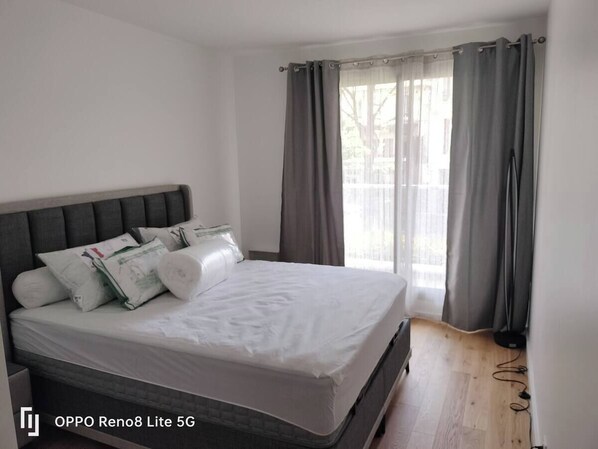 2 habitaciones, tabla de planchar con plancha y cuna de viaje