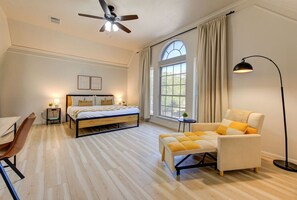 4 bedrooms, desk, iron/ironing board, travel crib - Houston Huge Pool, miniGolf, Katy Asian Town, King (Katy)