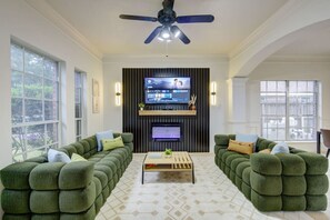 TV, fireplace, video games, table tennis - Houston Huge Pool, miniGolf, Katy Asian Town, King (Katy)