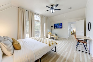 4 habitaciones, escritorio y tabla de planchar con plancha