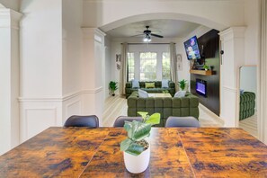 Interior - Houston Huge Pool, miniGolf, Katy Asian Town, King (Katy)