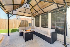 Terrace/patio - Houston Huge Pool, miniGolf, Katy Asian Town, King (Katy)