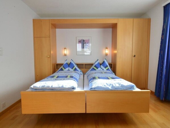 2 bedrooms, travel cot, free WiFi, bed sheets