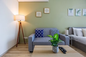 TV - Goldcrest Views 2 - Elegant Studio (Jumeirah Lake Towers)