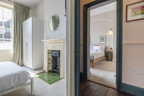 2 bedrooms, desk, iron/ironing board, free WiFi - Stylish 2BD in Central Winchcombe (Winchcombe)