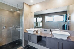 Shower, hair dryer, towels, soap - Alexandra Headland, 200 metres to the best beach on the Sunshine Coast (Alexandra Headland)