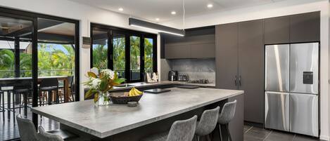 Frigorífico, microondas, horno y placa de cocina