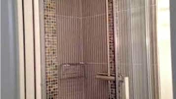 Secadora de cabello, toallas, jabón, shampoo