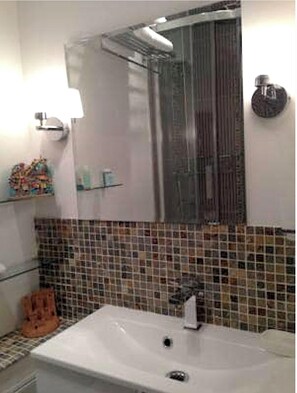 Haartrockner, Handtücher, Seife, Shampoo