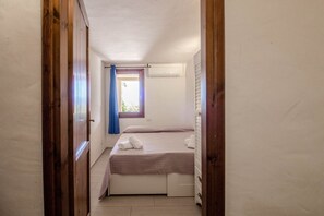 2 bedrooms, iron/ironing board, WiFi