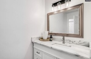 Shower, towels, soap, shampoo - Charming Nashville retreat with modern amenities! (Nashville)